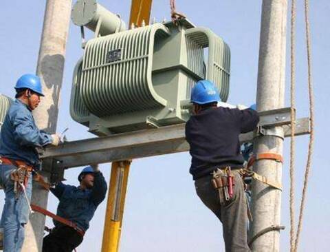 小容量油浸式電力變壓器安裝現(xiàn)場